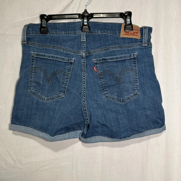 Levi's denim mid length shorts size 32 with 3 1/2" inseam - Picture 2 of 3